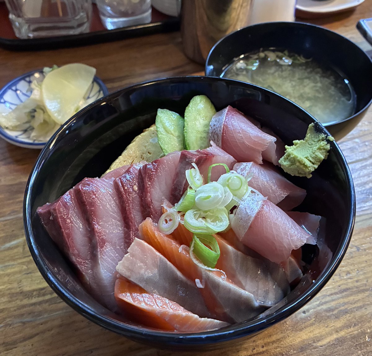suiko_a's tweet photo. 昼はメニュー4種のみとの事で
2色丼(佐渡サーモン、佐渡ブリ)

日本海、いいなぁ
#まつはま
#孤独のグルメ巡礼
#佐渡島 https://t.co/wCnjEE820E