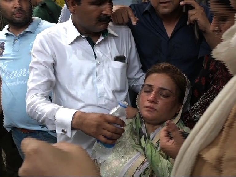SaifSolicitor's tweet photo. 🚨🚨🚨
کل رات مریم نواز نے عظمی بخاری کو اٹھ گھنٹے کمرے میں بند کر کے چھپیڑے مارتی رہی حالات انتہائی تشویش ناک👇 https://t.co/4BF6fKFQfS