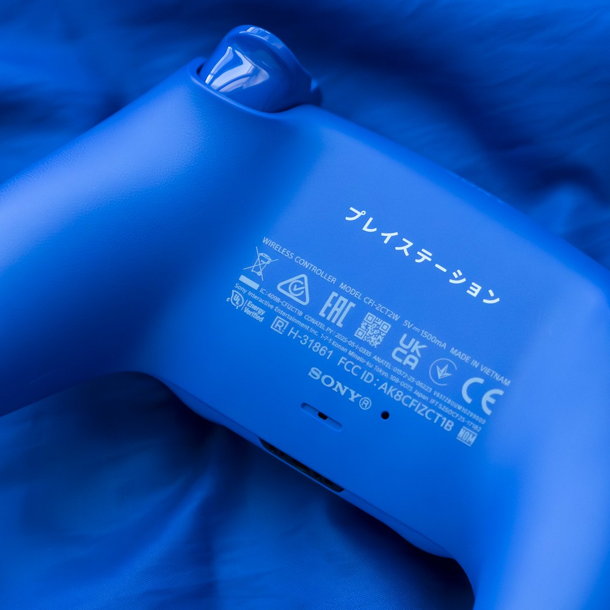 PlayStationIT's tweet photo. 💙 Il controller wireless DualSense Icon Blue Special Edition è in arrivo il 25 settembre.⁣
⁣
🎮 Gli abbonati PS Plus potranno preordinarlo in anteprima su PlayStation Direct a partire dalle ore 10 del 25 agosto.⁣
🛒 Dal 27 agosto ore 10, i preordini saranno aperti a tutti presso i rivenditori aderenti all’iniziativa.