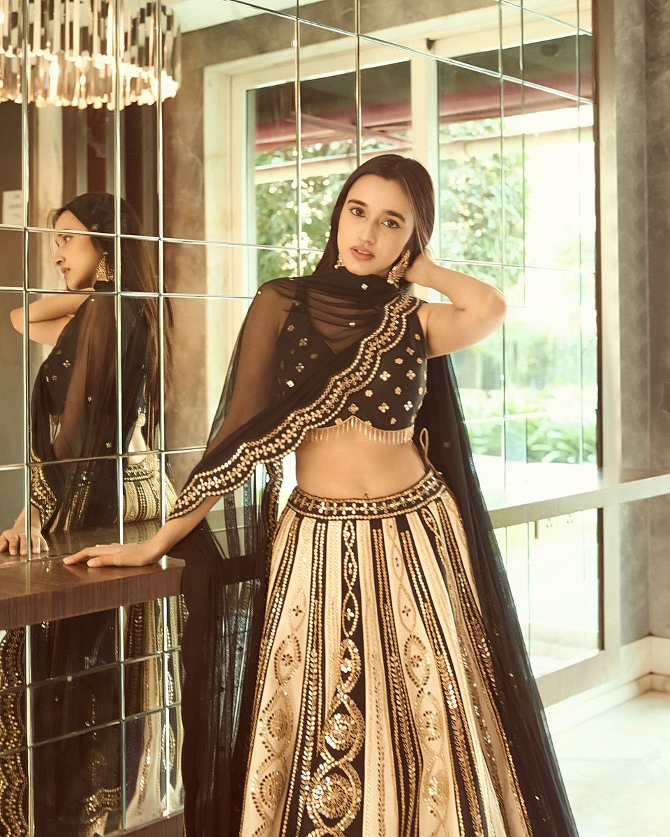 Nuveksha's tweet photo. Reflections in gold🪞💫✨ https://t.co/jXkXlzGOKb