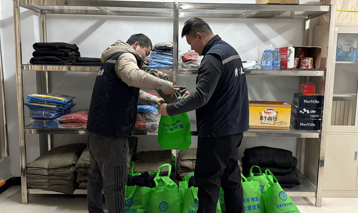 EffiongValsee's tweet photo. Just wrapped up 3 hours of sorting winter coats and canned food for local unhoused neighbors—every small item makes a real difference. Grateful for this chance to give back to the community! ， https://t.co/WJUoxJvOrt
