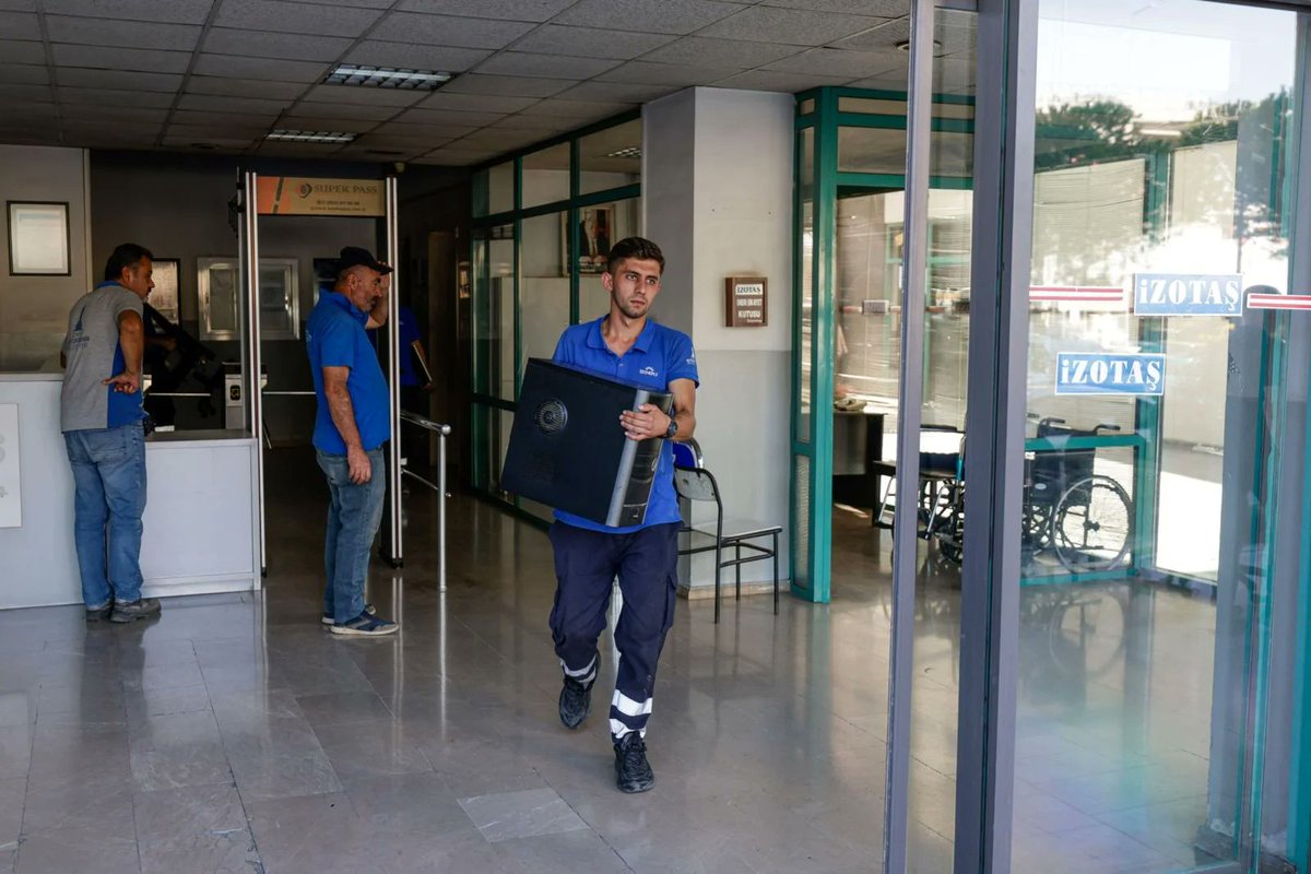 demokratgundem's tweet photo. 🚨 İZMİR OTOGARI'NDA DEV HACİZ OPERASYONU! 💥

Büyükşehir kazandı, otogara haciz memurları girdi! İZOTAŞ'ın idari binasındaki mallar kamyonlara yüklendi.

73 milyon TL tahsil edildi, 967 milyon TL için süreç sürüyor! 

Otobüs seferleri aksadı mı? Yeni işletmeci kim oldu? 

Tüm detaylar 👇

https://t.co/SsYq5PVESt