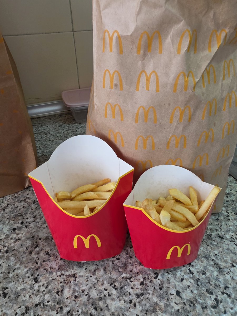 oncutastan's tweet photo. Eve paket alıyorum içinden çıkan patatesin dolumu. Ayrıca kupkuru ıskartanın dibine vurmuş. 4 sene firmanızda çalıştım bu yakışmıyor firmanın adına
@McDonalds_TR https://t.co/D5BZoUc2zo
