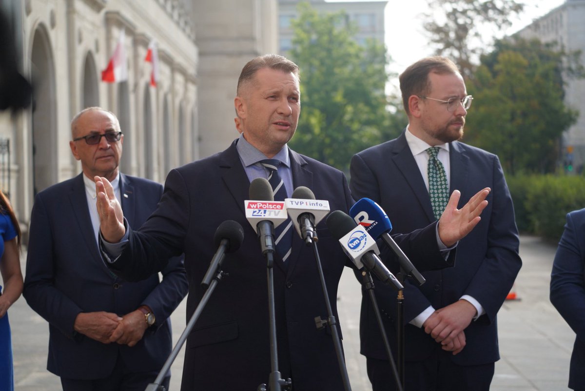 maciekw98's tweet photo. 20.08.2026 - Konferencja prasowa pod Ministerstwem Rolnictwa i Rozwoju Wsi oraz SMAL w Garbowie. https://t.co/QPPvbOcbZE
