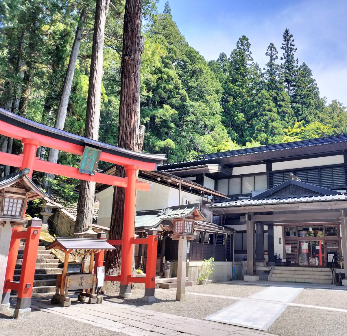 SY3920's tweet photo. お次はOPで登場し、本編で荒楠神社のモデルになった日枝神社へ！

今回の旅の安全を祈ってきました🙏
ここは君の名は。のモデル地にもなってましたね😊

#氷菓
#聖地巡礼 https://t.co/HJPy6TQFuY