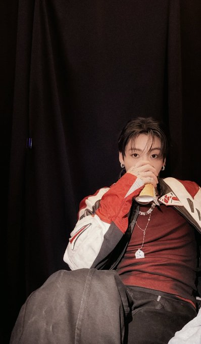 thvconic's tweet photo. nah now i'm SO sure taehyung took this one https://t.co/bWicyjOkAP