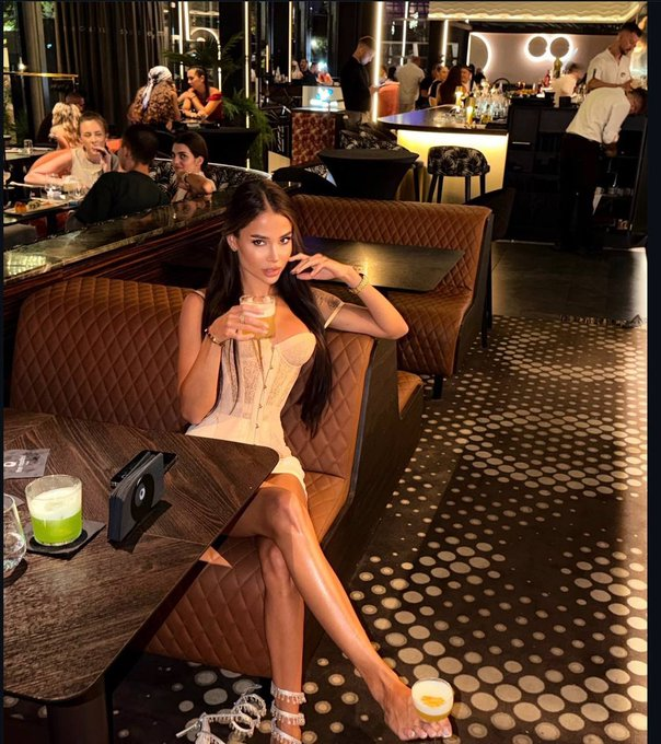 ToesCoin_SOL's tweet photo. type of gal you need on a weekend https://t.co/OPQbRjpT6P