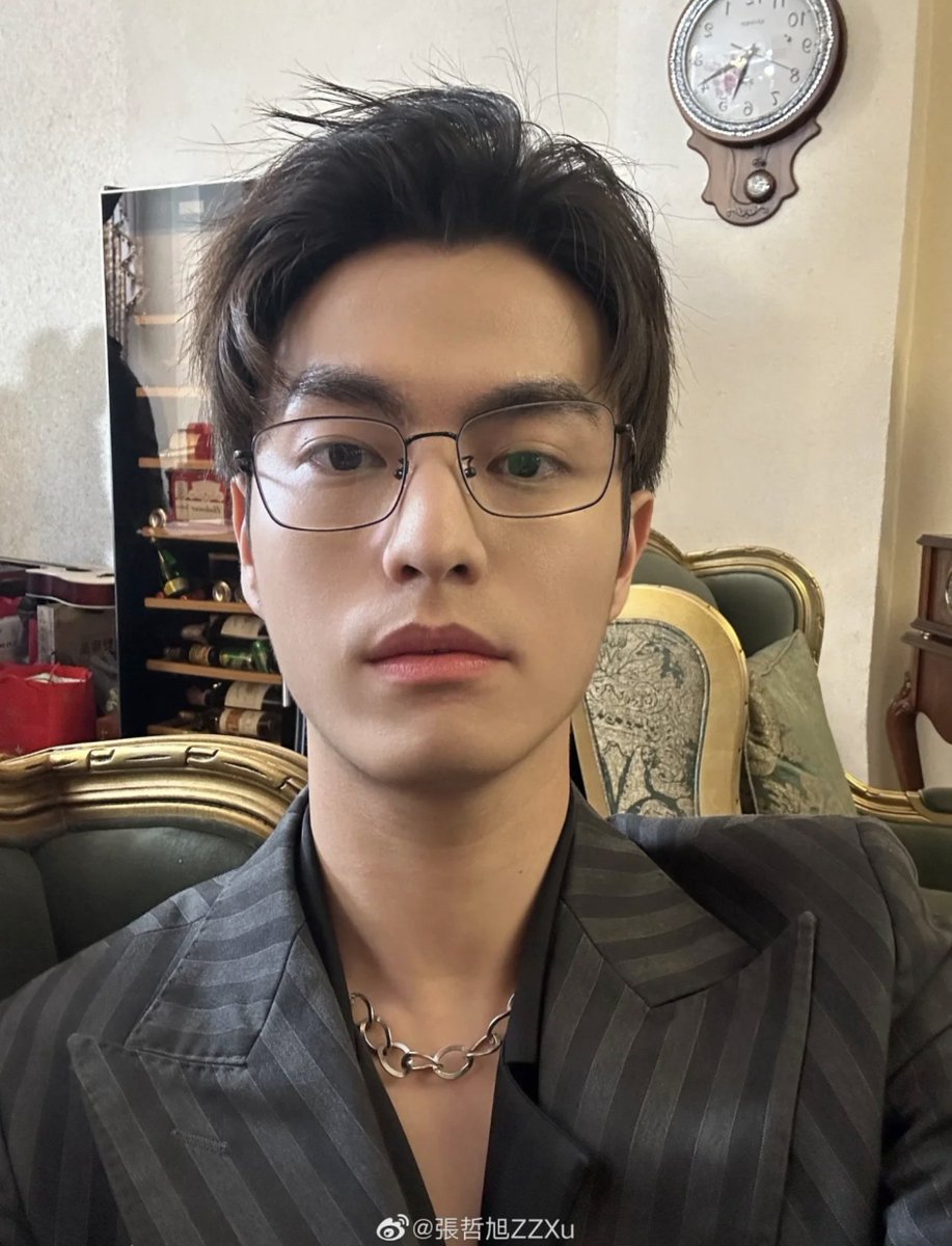 anzupricot's tweet photo. when will he free his forehead again from the bangs ??? ๐ญ๐ญ๐ญ https://t.co/fQJJQ78bF7
