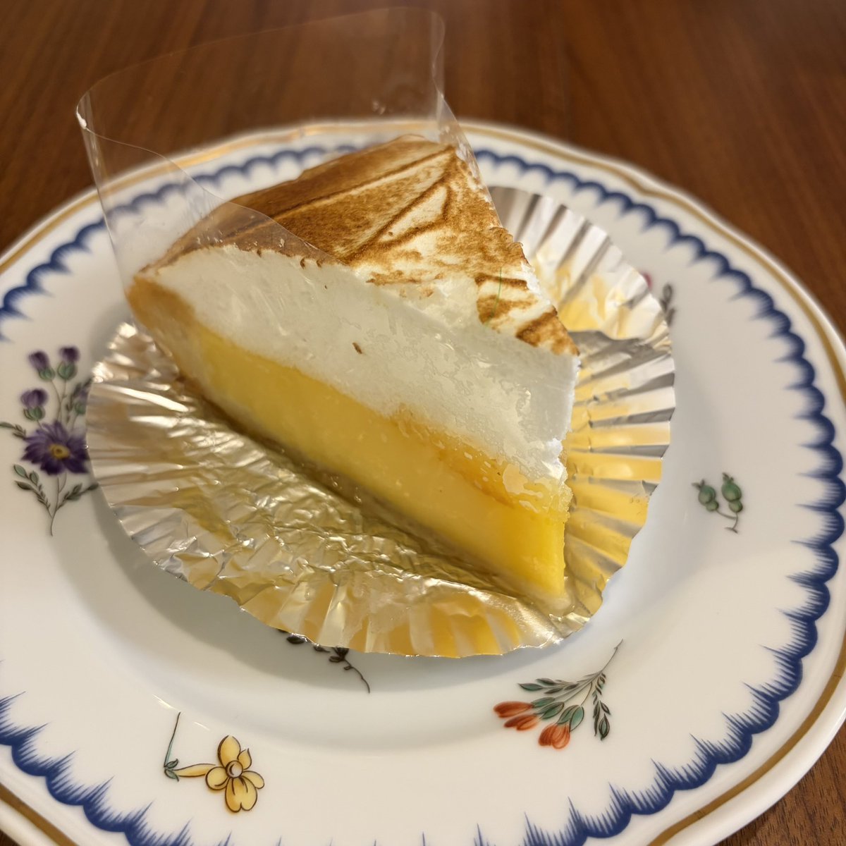 ko_moto's tweet photo. 近江屋洋菓子店。
もも、メロンショート、レモンパイ。
いろんなお店がこぞってだしてる桃おやつですが、やっぱり近江屋洋菓子店のももがいちばん。 https://t.co/3W8hmh3JC5