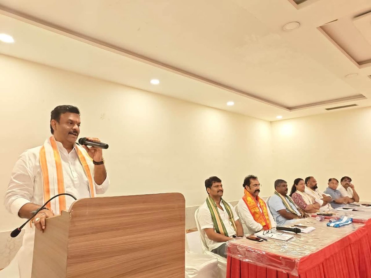 knr3344's tweet photo. బిజేపి జిల్లా అధ్యక్షులు శ్రీ పరశురామ రాజు గారి అధ్యక్షతన విశాఖ సాయిప్రియ రిసార్ట్స్ లో సమీక్ష సమావేశం జరిగింది. ముఖ్య అతిధిగా రాష్ట్ర అధ్యక్షులు శ్రీ పివిఎన్ మాధవ్ గారు హాజరయ్యారు https://t.co/iDBvm9aGup