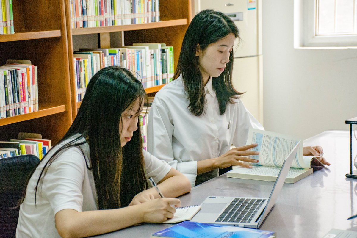 Periyas35764793's tweet photo. Working together on the final group project—every idea counts, every task matters, let’s crush this!， https://t.co/p1E50kIb54