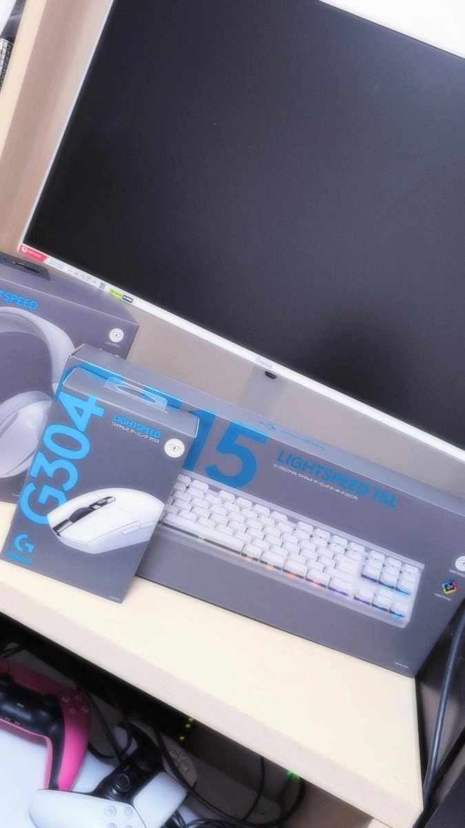 ck0804's tweet photo. えーん(；_；)🩷

PS5が使えんくなって
悲しいし落ち込んでたところ
しいちゃんがゲーミングPC🖥️🎮️
プレゼント🎁してくれたぁぁ😭🩷

ちいが白がきゃわいいって
前に言ってたから白選んでくれてた😍

まだデスクとチェアないから
PS5置いてた台にとりあえず設置🫶

しいちゃん🩷ほんまにありがとっ😭 https://t.co/zxTNOAcMoX