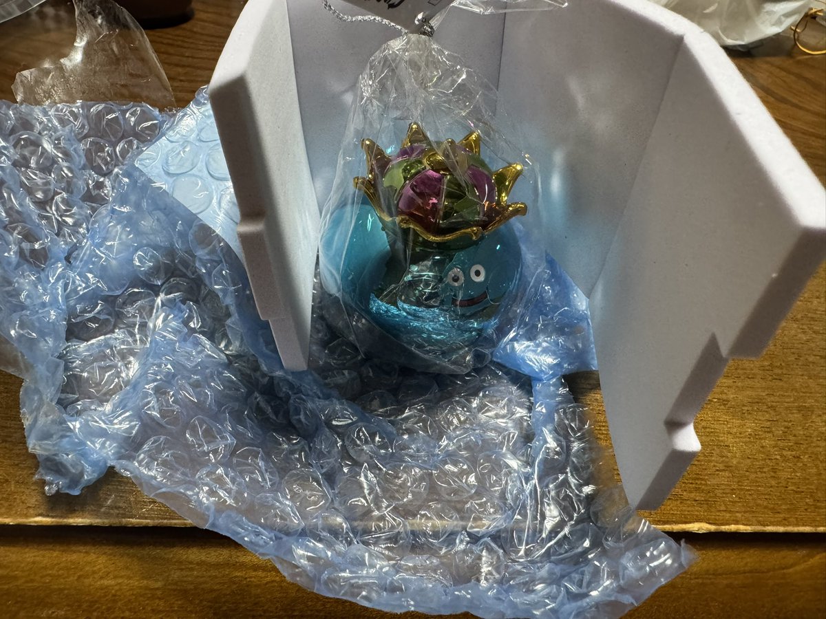 rodalme01's tweet photo. ドラクエグッズ集め始めた
ドラクエ好きなので飾っていこうかな。
吉野家やガチャ類もあるのでコレクション棚も買ったので今後飾っていこうかな😌
最近集めたメタリックモンスターは後日披露。

今日届いたキングスライムのメタリックモンスターはちゃんと梱包がしてて良かった！ https://t.co/tfMF0MKwv6