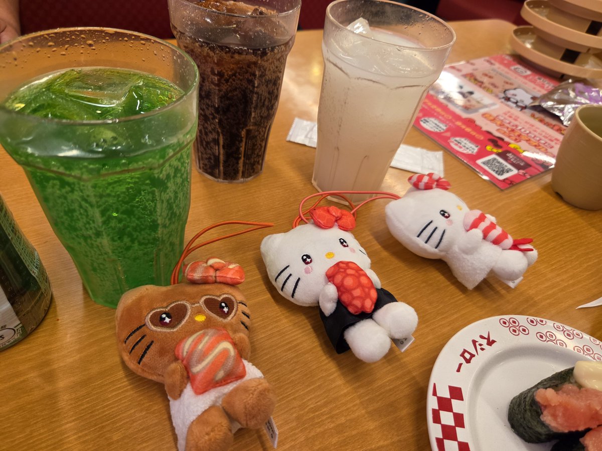 RRAN2356's tweet photo. サンリオコラボのハシゴ\( *´꒳`*)/
キティたまたま=^・◦・🎀^=
狙ってた炙りサーモン日焼けキティーをげっとんとん\(*°∀°*)/きゃわ https://t.co/VFP6jlFY0U