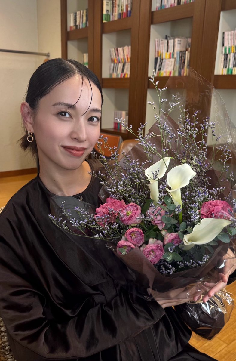 erikatodastaff's tweet photo. ヘアメイクさんが……
プレゼントのお花と一緒に素敵なお写真を撮ってくださいました💐

改めて、たくさんのバースデーメッセージをありがとうございます☺️

これからも #戸田恵梨香 をよろしくお願いいたします✨ https://t.co/tTxpgAbWAS