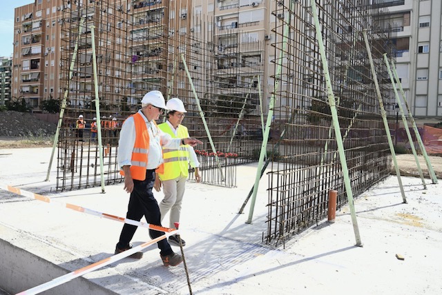 AjuntamentVLC's tweet photo. 🏗️ Avancen les obres del nou #CEIP Sant Àngel de la Guarda, a la #Raïosa. El centre, amb una inversió de 9,97 M€ del #PlaEdificant, s’alça sobre una parcel·la de vora 12.000 m² i està previst que estiga enllestit al juny de 2027.

📚 El nou equipament oferirà 750 places, amb 12 unitats d’Infantil i 18 de Primària, a més de menjador per a 300 comensals i un gimnàs amb trinquet i galotxeta.

🔗https://t.co/s8jJKdecGq