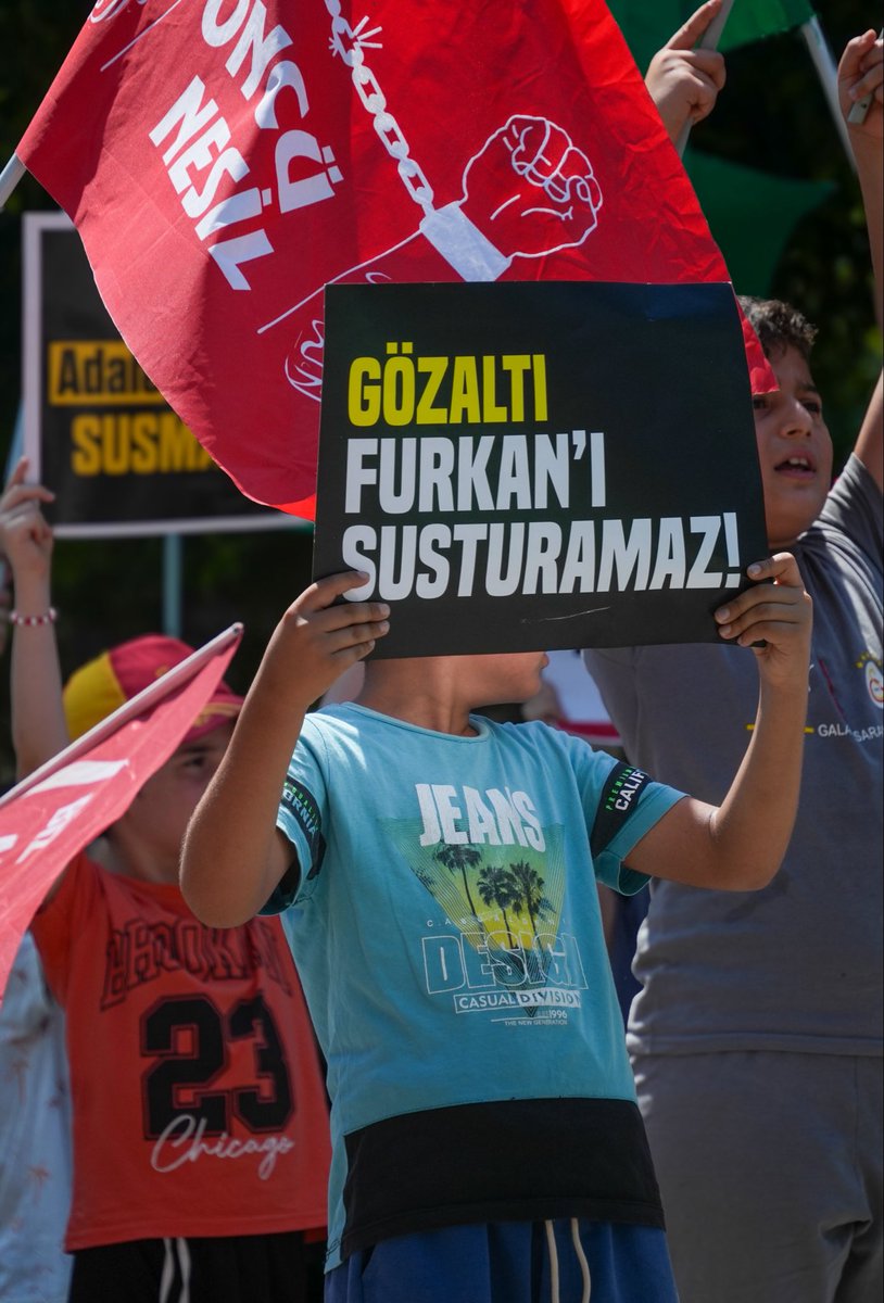 Furkan__susmaz's tweet photo. FURKAN ÇOCUĞUN DA BİR SORUSU VAR:
ADALET NEREDE?

Evlerine baskın yapılan,
hocaları, sevdikleri gözaltına alınan çocuklar…

Onlar da emniyet önünde adalet bekliyor.

Furkan Susmaz
AlparslanHoca SerbestBırakılsın
SemraKuytul Gözaltında