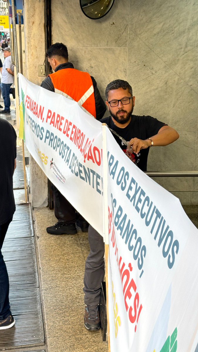 spbancarios's tweet photo. Começando nosso dia de paralisação nacional com mobilizações no centro de São Paulo! Nossa luta é por proposta decente, direitos e valorização da categoria ✊🏾 https://t.co/O6G0dEYITK