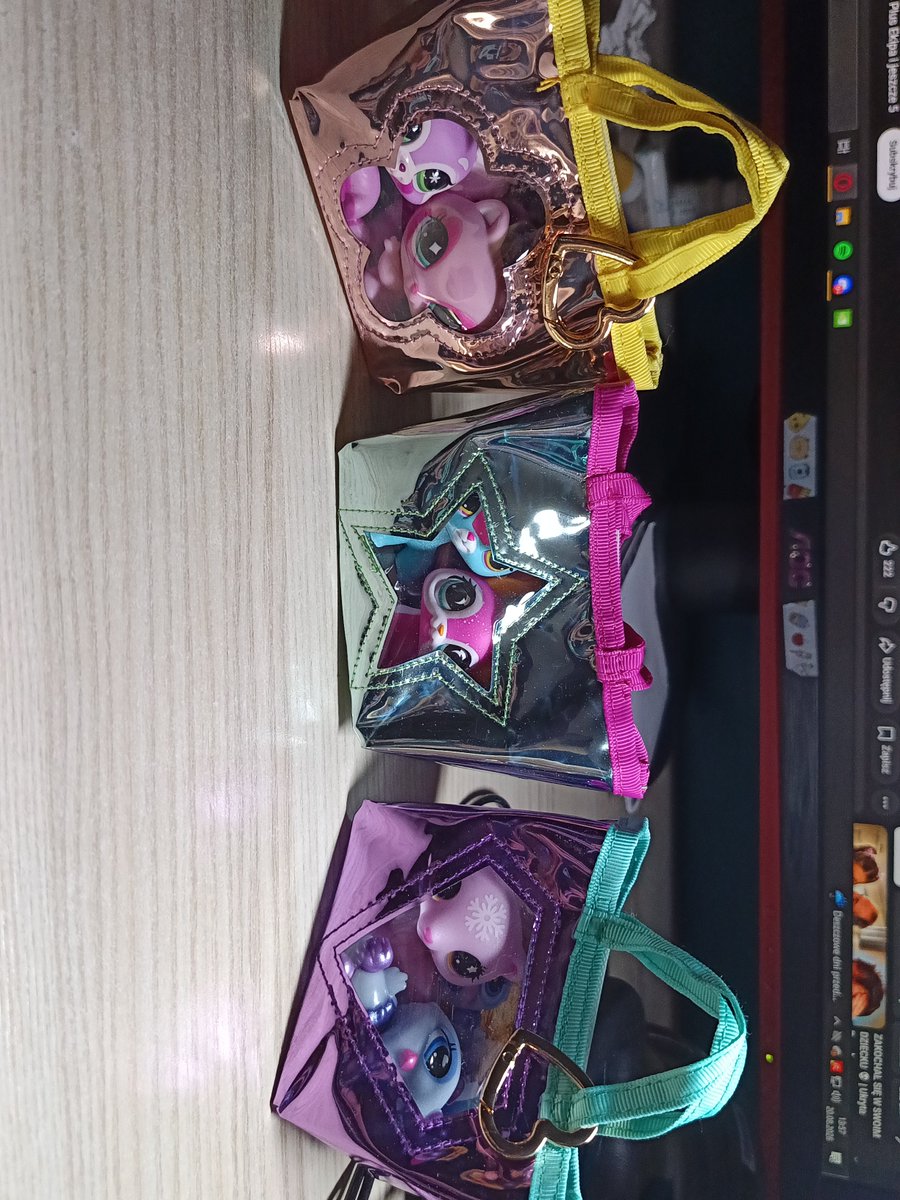 DevilSadGhost's tweet photo. Szkoda, że teraz robią te lps trochę słabiej aczkolwiek i tak jestem zadowolona bo mam co chciałam także win (A boxów w mojej biedrze było z 7 wystawionych także cud, że były zestawy które chciałam jak patrzyłam kodami) https://t.co/qOWJkQEhj3