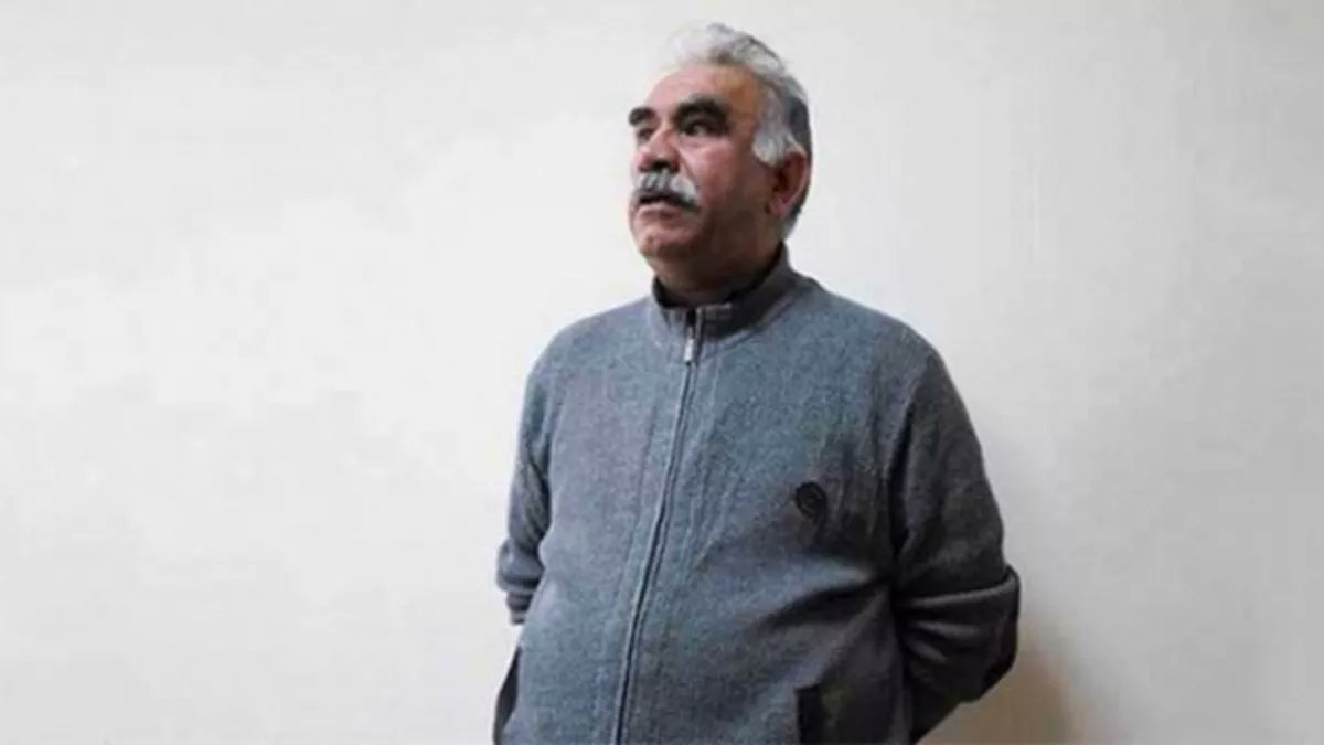 soLHaberSusmaz's tweet photo. 'Özel-Kılıçdaroğlu ilişkisine dikkat edin, biri Türk diğeri Kürt'

💬PKK'nin feshiyle CHP'deki krizi birbirine benzeten Abdullah Öcalan, İmralı Heyeti'ne şöyle konuştu:

❝ PKK’nin feshini siz değil ben dile getirdim. Çoktan sonuca varmıştım. Hükmü geçmiş şeyleri aşmak gerekir. Bu yapılmazsa, geleceği zorlar. CHP’deki iş de budur. Tarihsel rolü dolmuştur. M. Kemal ve İnönü ilişkisi için Türk-Kürt ilişkisi demiştim. Şimdi Özel ile Kemal’in ilişkisine dikkat edin biri Türk diğeri Kürt. Hatta biri Selanik’ten, diğeri de aynı mezhebi bölgeden yani Dersim’den. CHP’de olanlar cumhuriyetin temelindeki diyalektiğin kendini dile vuruşudur. Birbirleri ile çok iyiydiler aslında, neden böyle oldu? Alttaki diyalektik ile ilgilidir. ❞

https://t.co/sR0CAKduXP