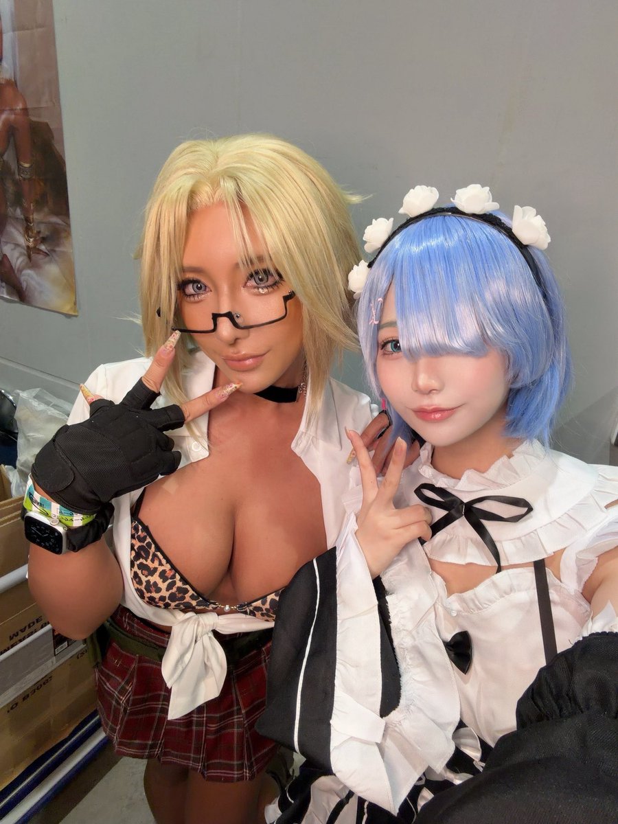 hina0604chan's tweet photo. コミケでポメ友(?)nonさんと会えた記念🫪💞
念願のお互いコスプレ姿で会えてハッピーでした〜🫶🏻💞
バッグ大好きのえまさんもちょむちょむバッグ気に入ってます😂😂😂笑 https://t.co/NdGdnxFMgp
