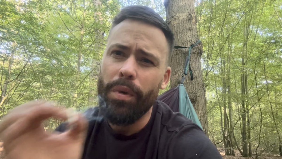 SweatSpitSmoke's tweet photo. Let’s hang out #smokingfetish #smoker #smokingmen https://t.co/FsfRHZymnX