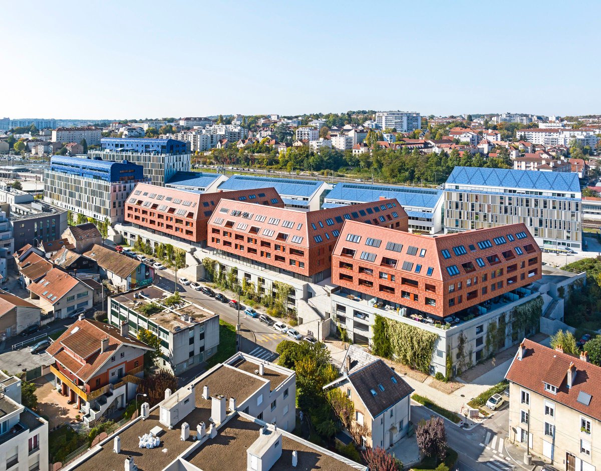 Archello's tweet photo. Résidence Génius by Silvio d’Ascia Architecture transforms a former railway brownfield into a mixed-use neighbourhood with 129 homes, services and public amenities.
https://t.co/2EFmMOTa6F
#TerracottaArchitecture #BrownfieldRegeneration #LocalMaterials https://t.co/oDsRulAurQ