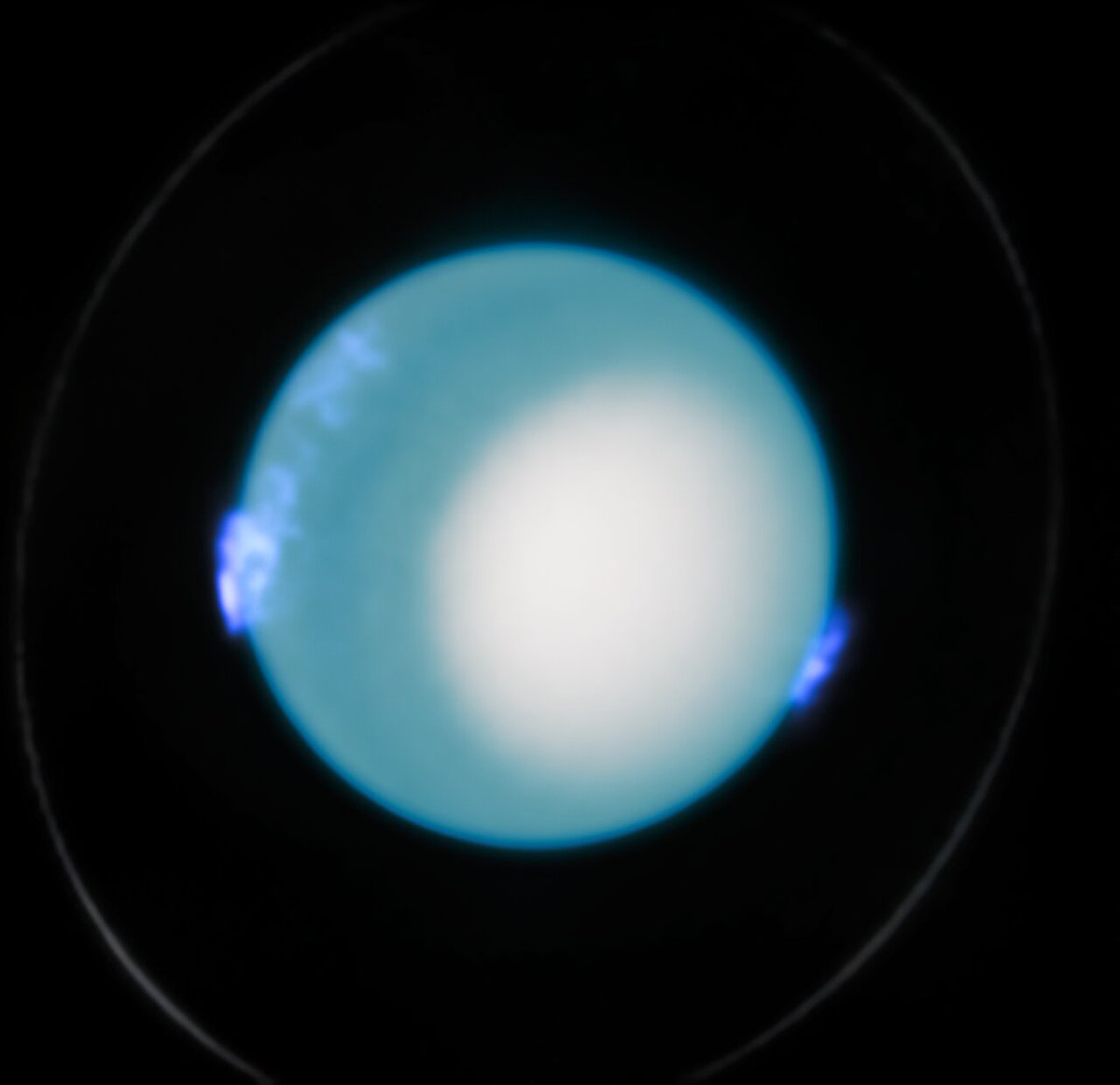 HUBBLE_space's tweet photo. This #HubbleTopImage returns to a NASA/ESA Hubble Space Telescope view of Uranus! 🔵

This image, which was taken in October 2022 using both visible and ultraviolet wavelengths, captures a rare view of the aurorae of Uranus. 1/2 https://t.co/lHtp7FWFRh