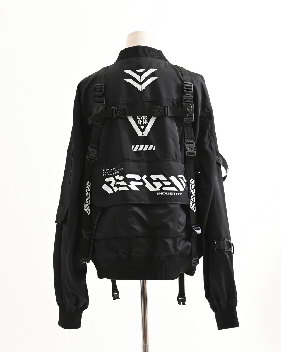 REFLEMINDUSTRY's tweet photo. REFLEM INDUSTRY

UNIT_008
UMBILICAL HARNESS BLOUSON

人体と外部システムを繋ぐ“UMBILICAL”から着想したハーネスブルゾン。
身体を囲うストラップやコード、多層的なパーツ構成によって、衣服そのものを身体拡張のための装備として表現。

¥34,980

DEPLOYMENT // 2026.08.22 https://t.co/GmHb4TbkeD