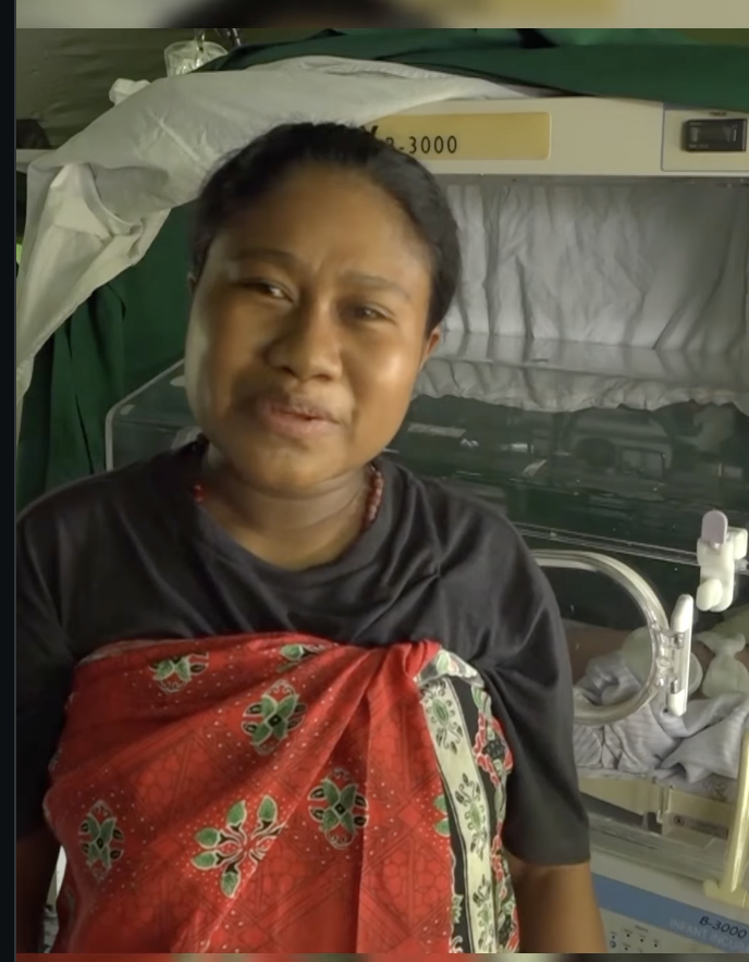 LambeSahamjja's tweet photo. ibu ibu ini ucapkan terimakasih buat nakes dan dokter:
- gempa besar guncang ntt
- rsud aeramo nagekeo rusak
- alat gak berfungsi, listrik padam
- tapi nakes tetap berjuang 
- bantu proses kelahiran 2 bayi di tenda darurat
- satu bayi lahir normal
- satu bayi lagi lahir lewat operasi caesar darurat dalam kondisi prematur dan sungsang
- tangisan bayi akhirnya pecah di tengah situasi yang menegangkan
- kedua bayi lahir selamat
- dokter, bidan, dan perawat pilih tetap bertahan dampingi ibu dan bayi 
- meski banyak orang lain berusaha selamatkan diri