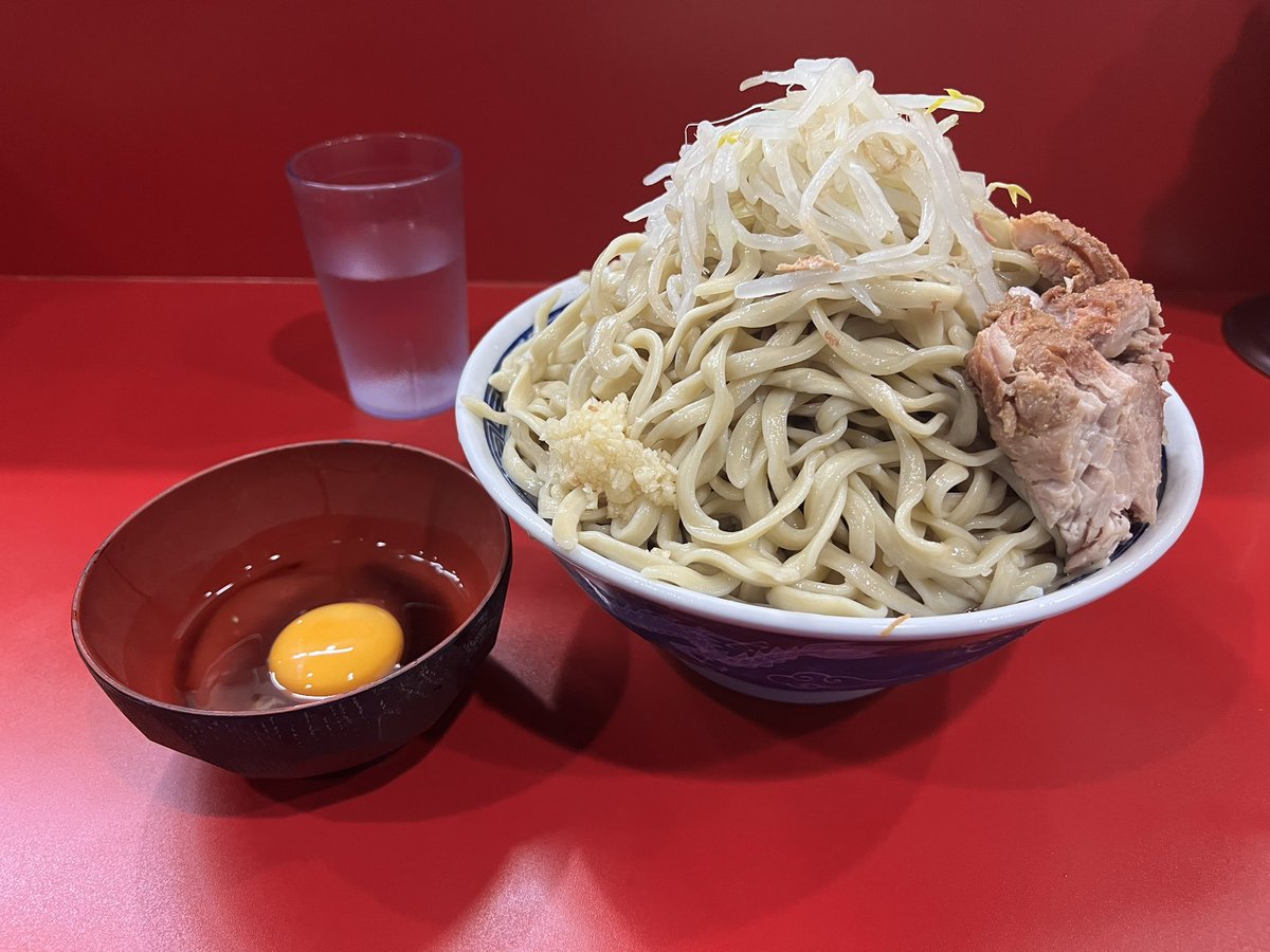 hajitter0303's tweet photo. 生田二郎
大冷やしラーメン
ニンニク少なめヤサイ少なめ
生卵
すごく久しぶりの生田
思えば冷やしラーメンというもの自体が初です。
かき氷みたいになってる…
体感普段の中山の3倍？
芯のあるキンキンに冷えた麺と冷たいスープ、美味い！
微乳化で醤油感とヘビー��ある力強い一杯でした。
ごち🙏🏼 https://t.co/zb2YbsOfL0