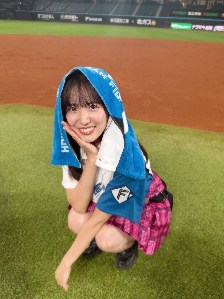 miumiu_0403's tweet photo. 北海道日本ハムファイターズさんの試合を応援しました📣☺️

祖父が日本ハムに勤めていたので、小さい頃はテレビを通して応援していました！
大人になって、スタジアムでライブをする日が来るなんて…❣️
すごく嬉しかったです🥹

選手のみなさん、お疲れ様でした！！
そしてありがとうございました⚾️ https://t.co/kw30qf3k9x