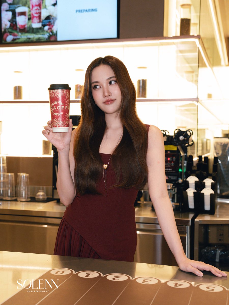 Solenn_Ent's tweet photo. A moment of flavour and harmony ✨ 

FREEN X CHAGEE EVENT

#CHAGEEwithFREEN #CHAGEEFlavourInHarmony #CHAGEELycheeRoseBlackTea
#SolennEntertainment‌ #srchafreen‌ https://t.co/AEmAyEinUS