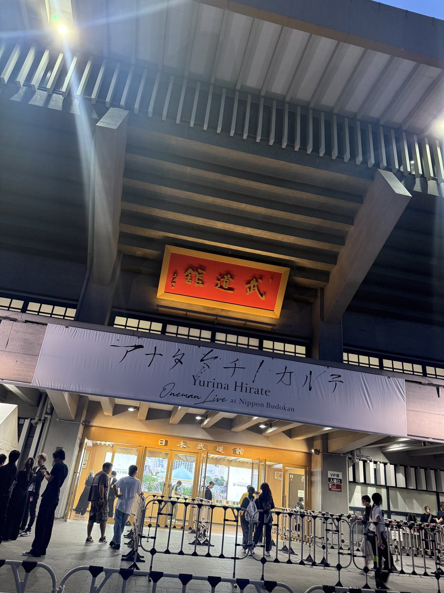 goushi504's tweet photo. 7年前の武道館の「黒い羊」の続きの様に始まり、「避雷針」みたいな死神が来て、これまでの過去と決別するような演出。

宝塚やMALICE MIZERの様なゴシックにショーアップされたライブで、良い意味で初めて涙せずに生の平手さんを楽しめた！
新章の幕開けを感じる素敵なライブでした！
#平手友梨奈 https://t.co/aqPkX8qwOc