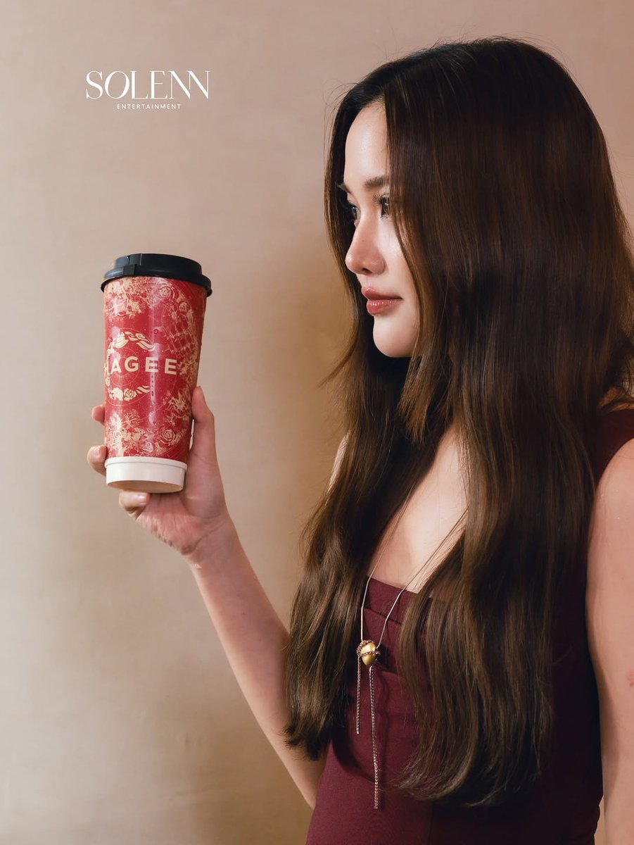 yoongsar's tweet photo. Freen is so very stunning 🫠

FREEN X CHAGEE EVENT
#CHAGEEwithFREEN
#CHAGEEFlavourlnHarmony
#CHAGEELycheeRoseBlackTea
#SolennEntertainment 
#srchafreen https://t.co/iApRNsn8gl