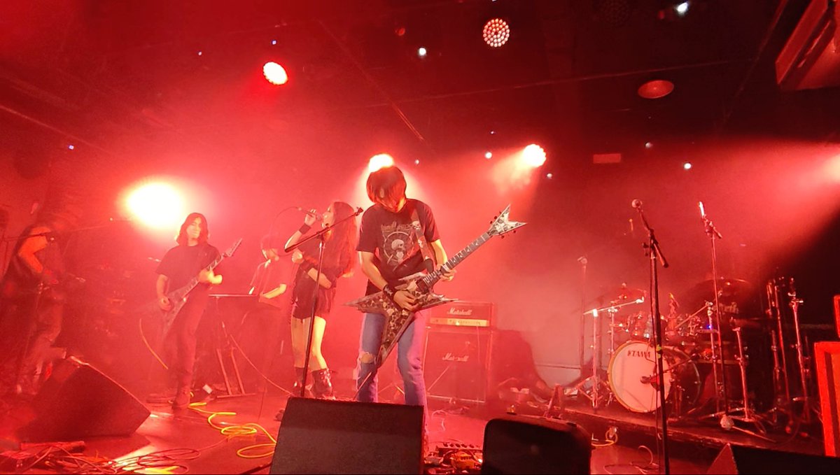 oat_kt_robot's tweet photo. Just witnessed an electrifying indie band show at the downtown theater! Their raw vocals and killer guitar riffs gave me chills all night—def coming back for their next tour. Don’t sleep on these rising stars!， https://t.co/YAnCLSIGDy