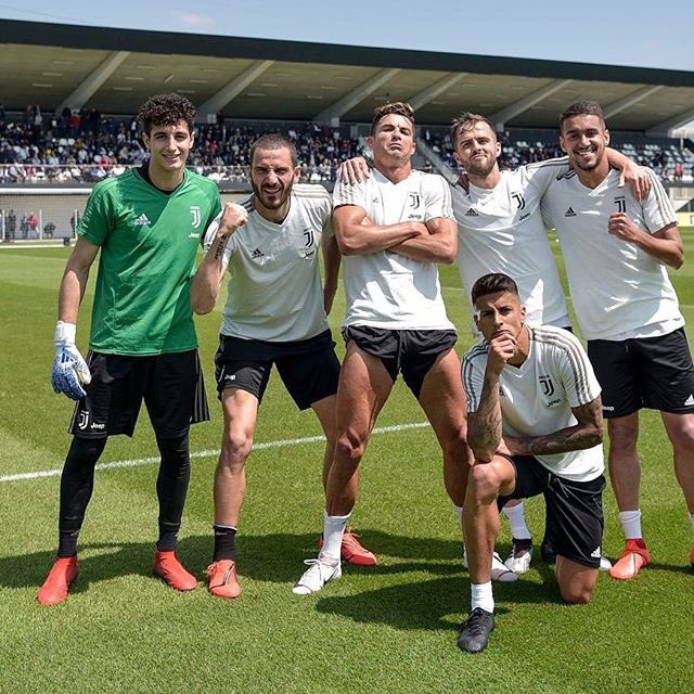 aziz_zgigi's tweet photo. one thing i miss about juve is the winning team pictures https://t.co/d3E6cU1cRr