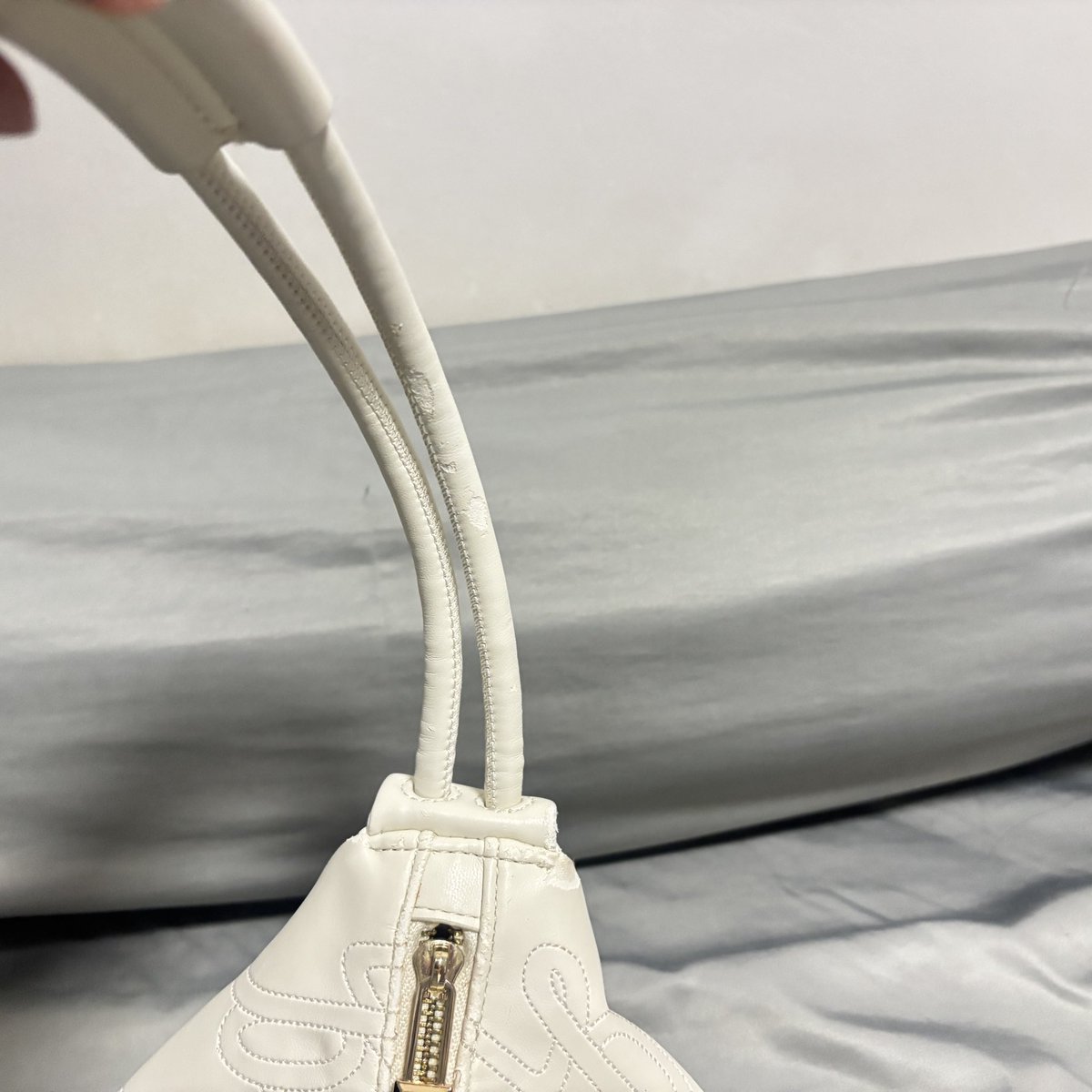 KULLAYAAAA's tweet photo. ส่งต่อ กระเป๋า Atreasurebox รุ่น knotted hobo bag สี white (ขาว) size M ค่ะ สภาพใช้งานนะคะ มีตำหนิ หนังบริเวณขอบและสายลอกๆ ขอคนรับได้ 1350 รวมส่ง มีถุงค่ะ  สนใจ/ดูรูปพต แอดไลน์ ( ID 0834234730 ) #atreasurebox #ส่งต่อatreasurebox https://t.co/2Ll9YAFwcT