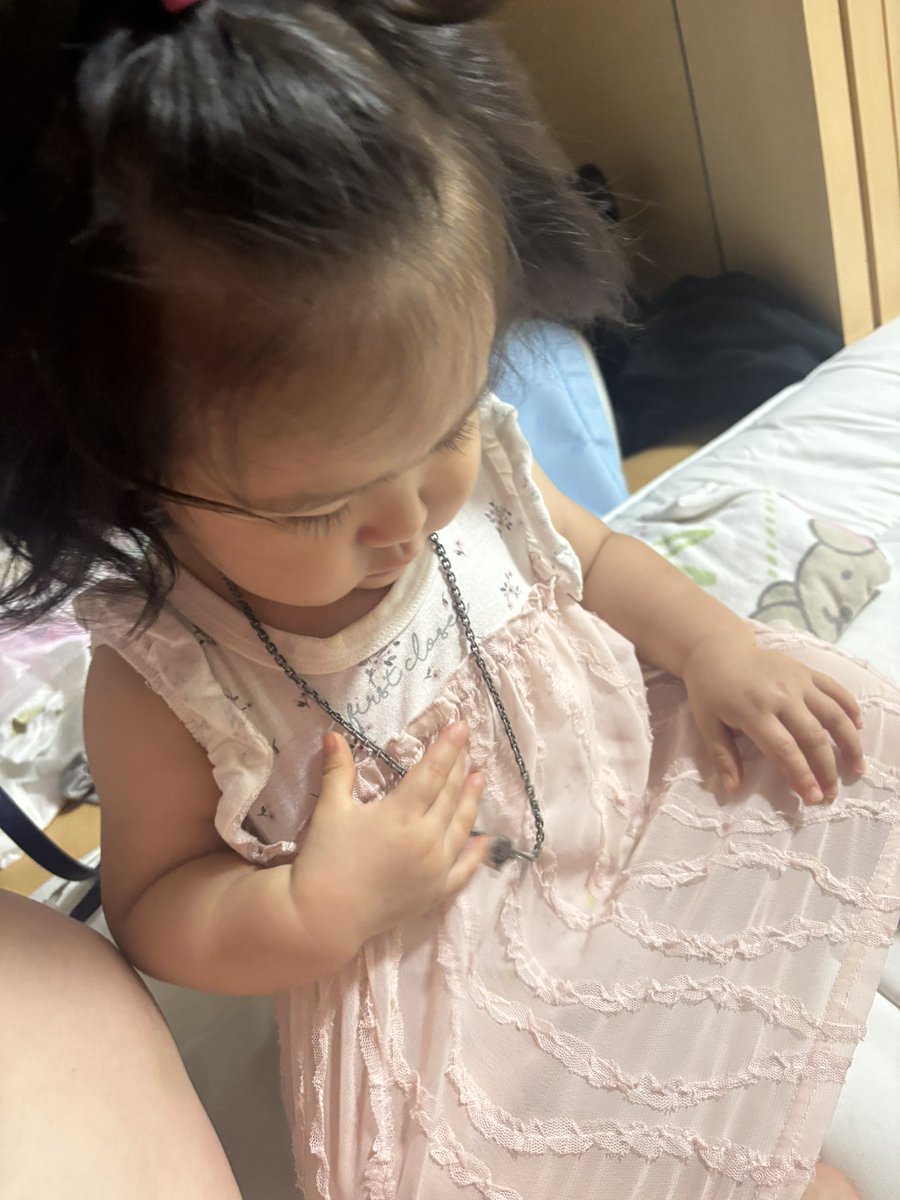2002Liliy's tweet photo. 最近娘がiLifeのきゃわぽっぴんどぅー流れたら自己流で踊るんよ可愛すぎんか天才さすが私のアイドルちゃんや。

そして母の大事なネックレス自分で着けるようになって可愛すぎる。 https://t.co/XALdZgpmud