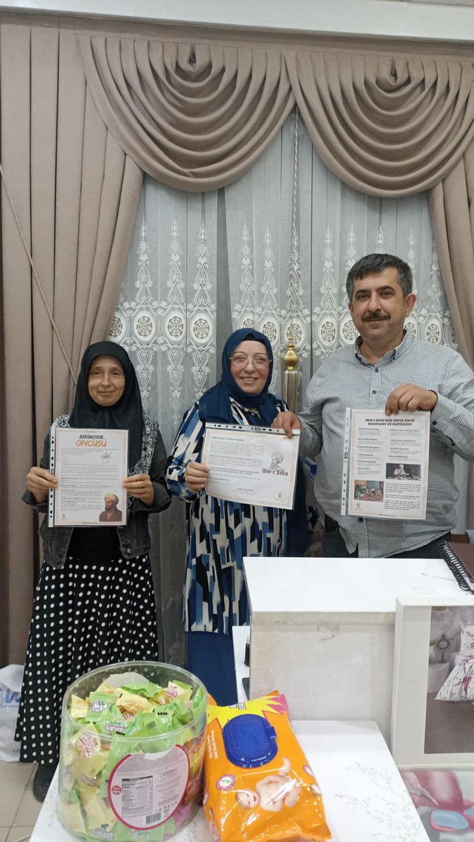 altndagkadn's tweet photo. Sağlık Politikaları Birimimizin öncülüğünde;Koruyucu hekimliğin öncüsü İbn-i Sina’yı anarak sahalardayız.Genel Merkez Kadın Kolları Başkanımız Sn. @tugbaisikercan’ın selamlarını ileterek, kadın sağlığına dair öneri ve talepleri vatandaşlarımızla istişare ettik. 🇹🇷 https://t.co/EswVQmpjKg