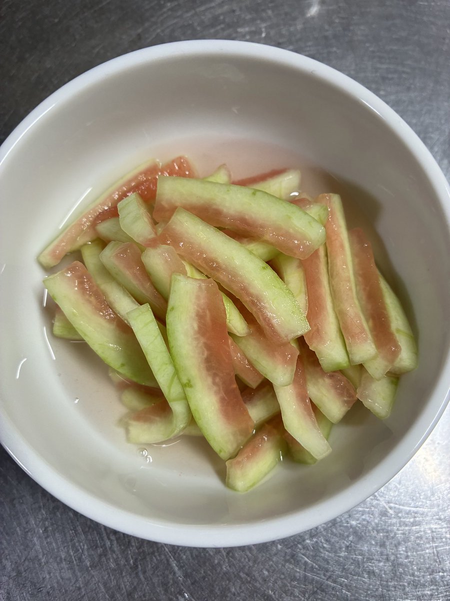 satakeQ245's tweet photo. スイカの皮の漬物作って、昨日圧力鍋でスペアリブを煮たものにのせて食べましたΨ( 'ч' ☆)おいしくできたー https://t.co/gIFV386VVg