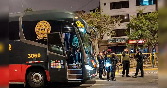 DanteBobadilla's tweet photo. A mi me parece que son los mismos terrucos de izquierda los que están disparándoles a los buses solo para joder al gobierno de Keiko. El terrorismo quiere volver camuflado. https://t.co/ksTeUqDAys