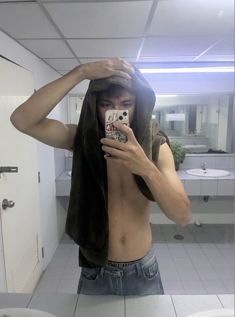 payuphat2006's tweet photo. อาบน้ำเสร็จ ละชอบหิวข้าวว #มมส https://t.co/Kj3pB7b24q