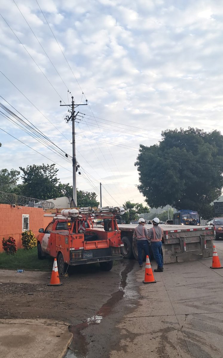 AESElSalvador's tweet photo. #AESInforma que esta mañana debido a un choque de un vehículo pesado que daño infraestructura eléctrica algunas zonas de distrito de Santa Ana Norte han visto afectado su suministro. Nuestro personal ya está en el lugar trabajando para restablecer el suministro a la brevedad. https://t.co/fIsjX3lLRH