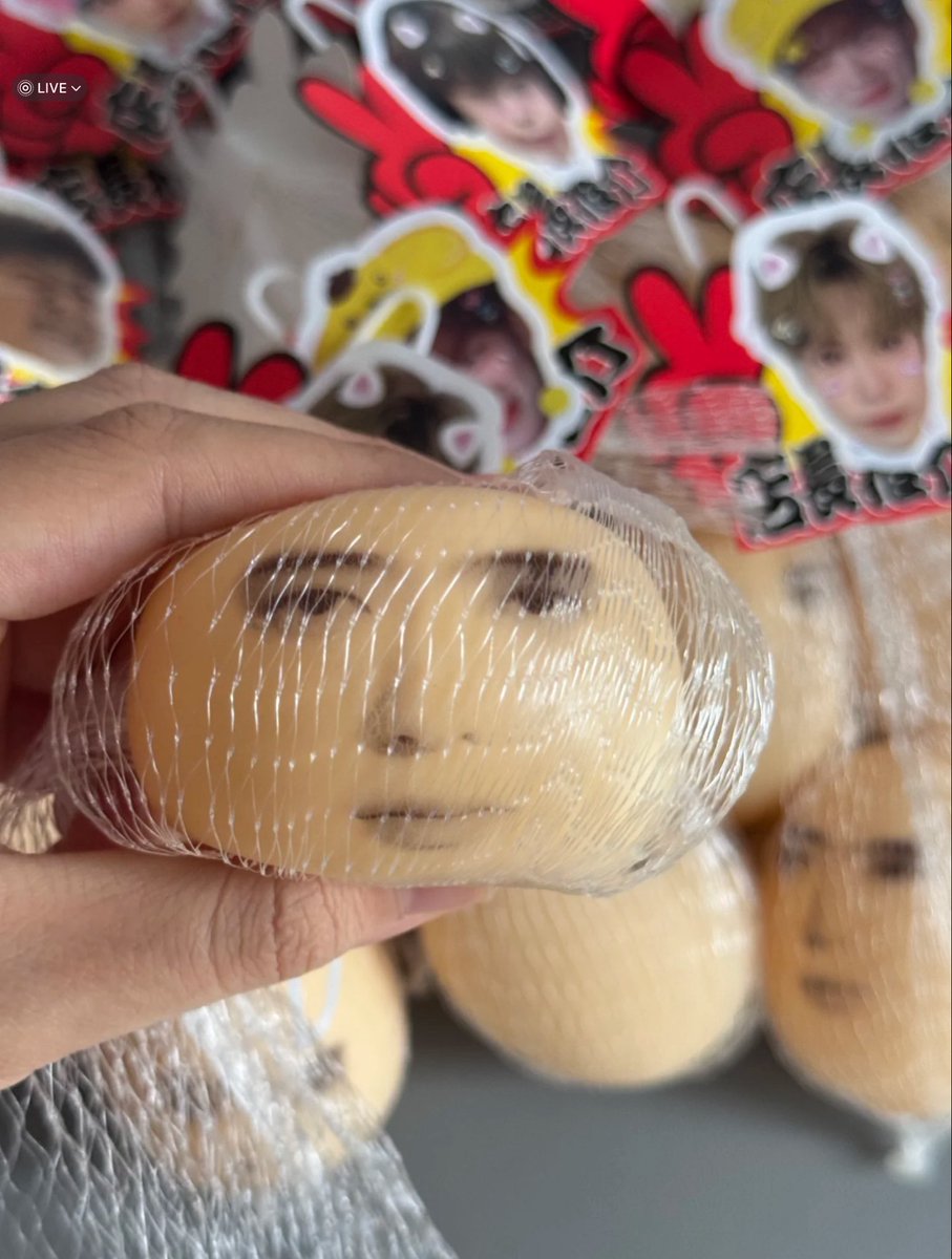 DinyOhDiny's tweet photo. lagi ngetawain freebies Jaehyun ini, mukanya di endog jd keliatan kaya Jaehyun plontos botak 😭🤣 https://t.co/vUuCyh0Tyb