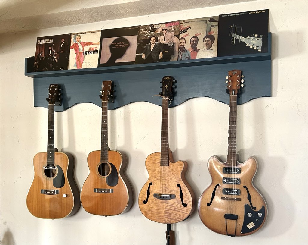sasukejazz0033's tweet photo. 京急富岡駅のすぐ近くにあるジャズ喫茶「Guitarra」（2009年開業）を久々に訪ねる。店内には LPジャケットやギターが飾られ、ジャズLP約1,300枚が収納。ご主人自作のアルバムリストもある。ALTEC-A7スピーカーで音量を上げて聴かせてくださいました…♬
#Guitarra   #ジャズ喫茶 https://t.co/1dCPMyNh4n
