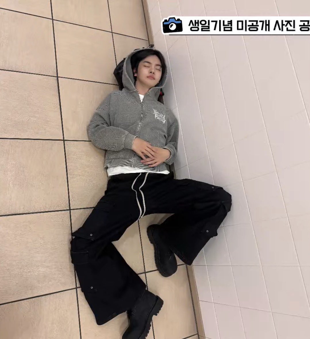 leeleleleo's tweet photo. 저날 쭌옵한테 챙김받고 공항 화장실에서 구찌백 깔고 잔거 진짜 뭔데..얼마나 피곤했던거 https://t.co/n9vXiPenQZ