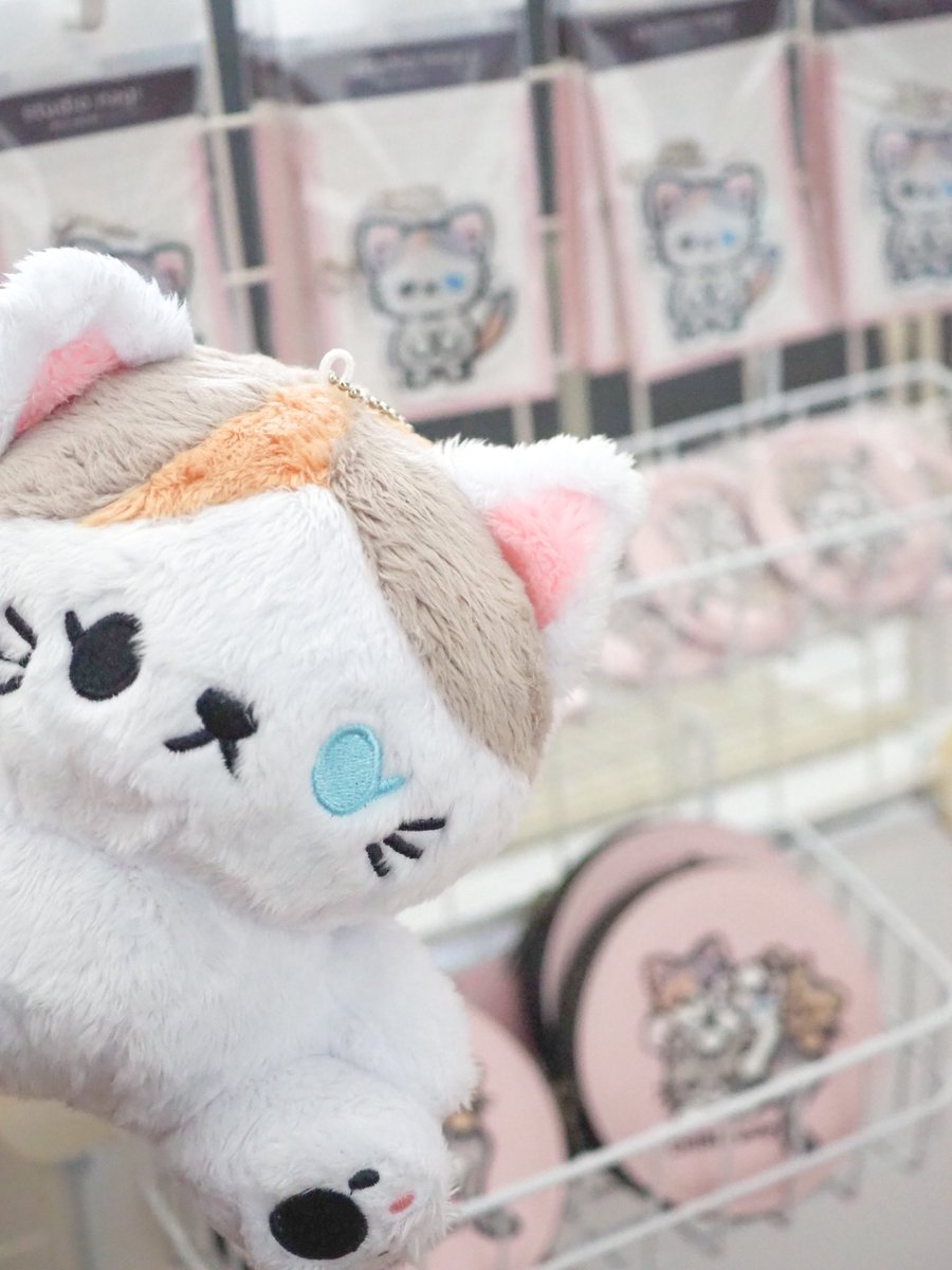 studio__nagi's tweet photo. ぬいぐるみ作家ではあるものの、こちらのブランドでもぬいぐるみに手をかける時間は、流石に物理的にも不可能だったので
最初から工場生産に踏み切りました
これまでの監修作業の経験が役にたったのと、お願いした業者さんの力により100%満足できる仕上がりとなりました、、、！
実物超可愛い！！ https://t.co/jSFiV1vlpX