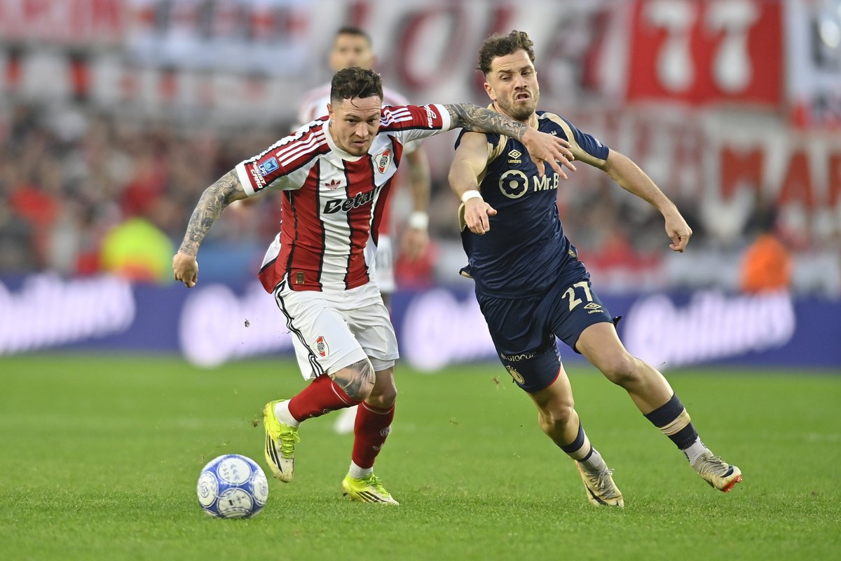 futboliza2com's tweet photo. 🚨 ¡RIVER SOBREVIVIÓ EN BOGOTÁ!
El Millonario empató 0-0 ante Santa Fe en la altura y se trae un resultado enorme después de sufrir durante buena parte del partido.
🎯 Dos palos salvaron al equipo de Coudet.
Ahora, todo se define en el Monumental. https://t.co/HeWXD56yfc 📸River Plate