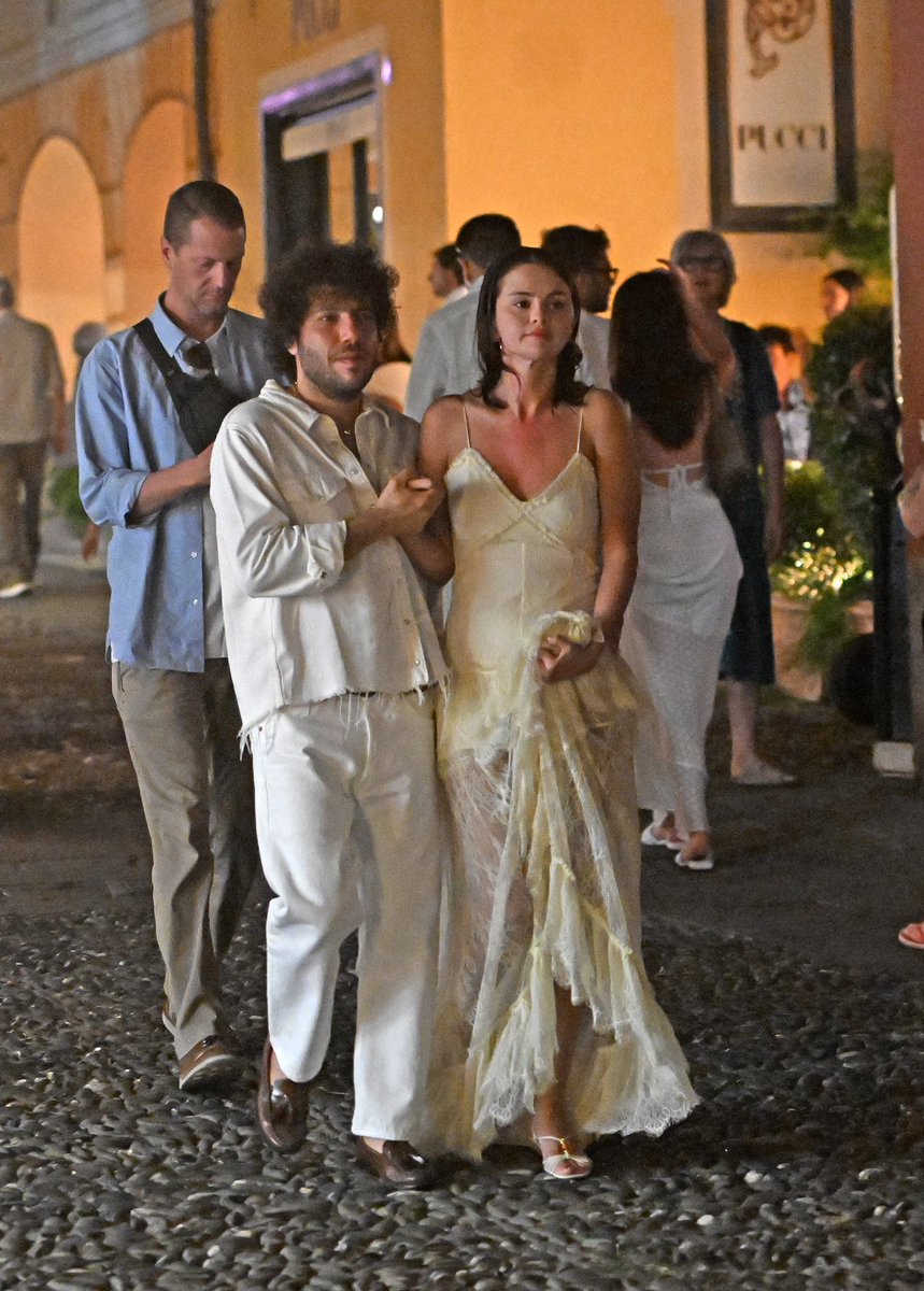 SelGoMedia's tweet photo. Selena Gomez seen in Paraggi, Italy. 7/24 https://t.co/thoOyZRBiT
